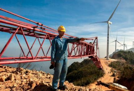 價(jià)值百萬風(fēng)力發(fā)電葉片，被河南村民當(dāng)蹺蹺板：一片上站20多人