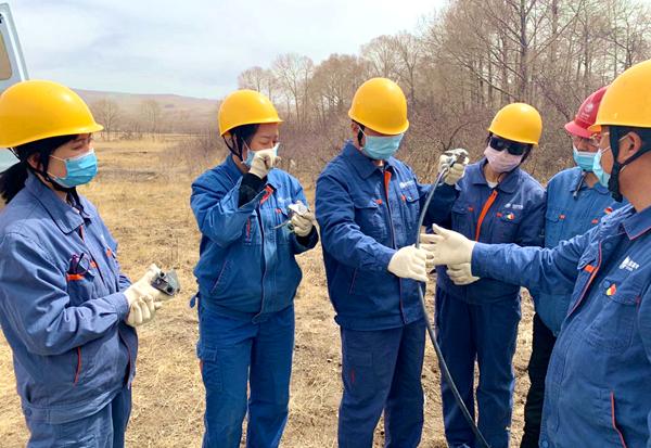 國(guó)網(wǎng)黃化供電公司首次成功采用“絕緣桿操作法”開展帶電作業(yè)