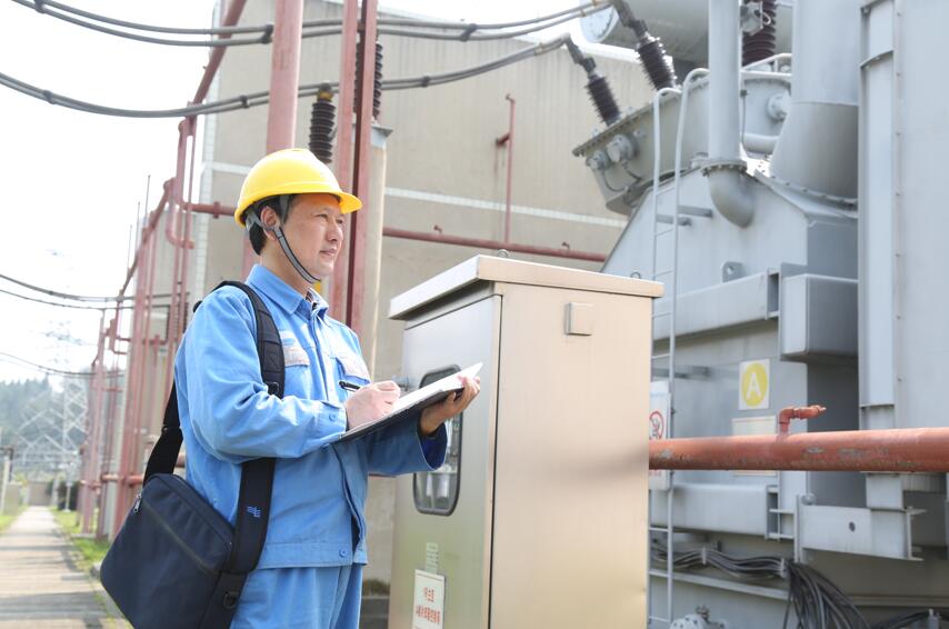 破譯電流密碼的追夢人——記全國技術(shù)能手銅仁500千伏變電站站長申國華