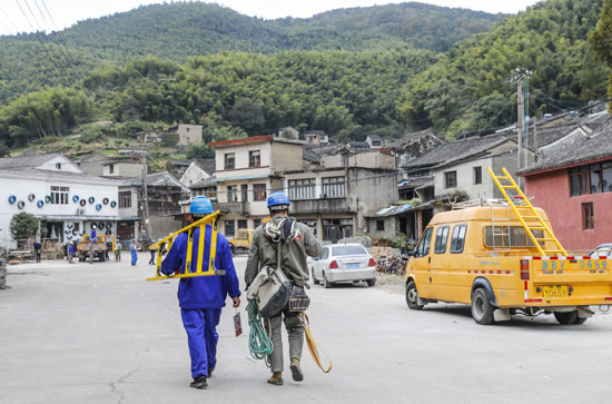 最后一臺屋頂變壓器拆除！東山村的用電變遷