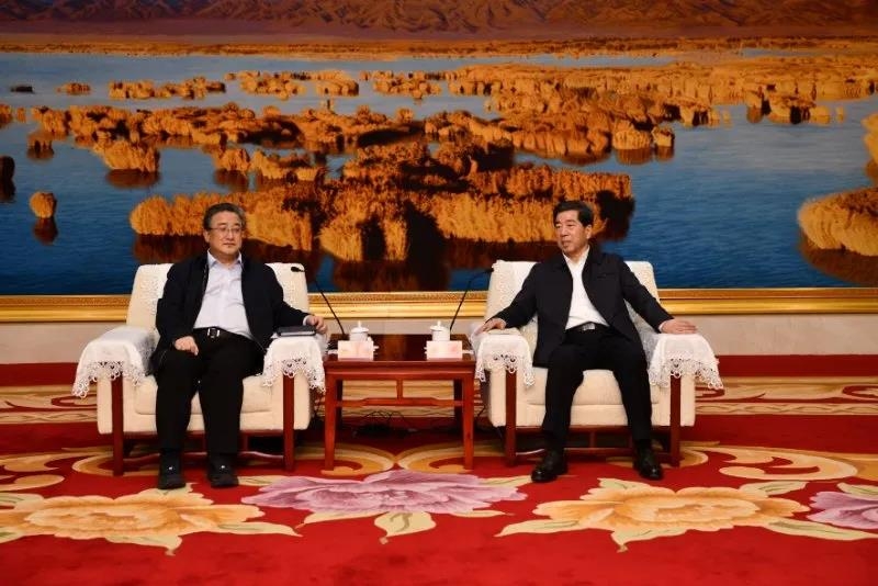 中核集團(tuán)黨組書記、董事長余劍鋒與寧夏黨委書記陳潤兒會談