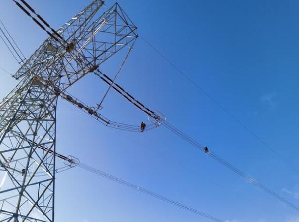 青藏電力聯(lián)網(wǎng)工程反轉(zhuǎn)送電方向，今年已外送藏電共9.6億度