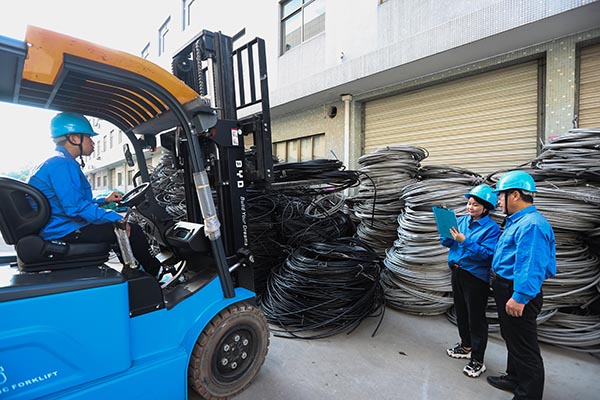 國網(wǎng)寧海縣供電公司：下基層強服務(wù)，提質(zhì)增效駛?cè)搿翱燔嚒钡? width=