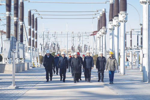 內(nèi)蒙古電力集團(tuán)公司董事長(zhǎng)、黨委書(shū)記賈振國(guó)深入阿拉善電業(yè)局調(diào)研