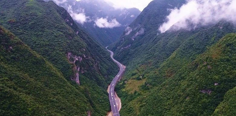 陜西地電漢中分公司:為西鎮(zhèn)高速順利通車注入強(qiáng)勁電能動(dòng)力