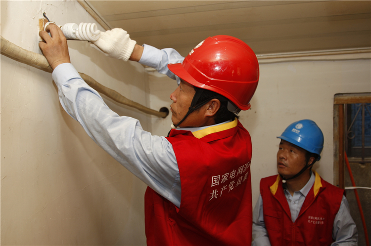 國(guó)網(wǎng)象山縣供電公司紅船服務(wù)進(jìn)社區(qū)，把牢冬季安全用電關(guān)