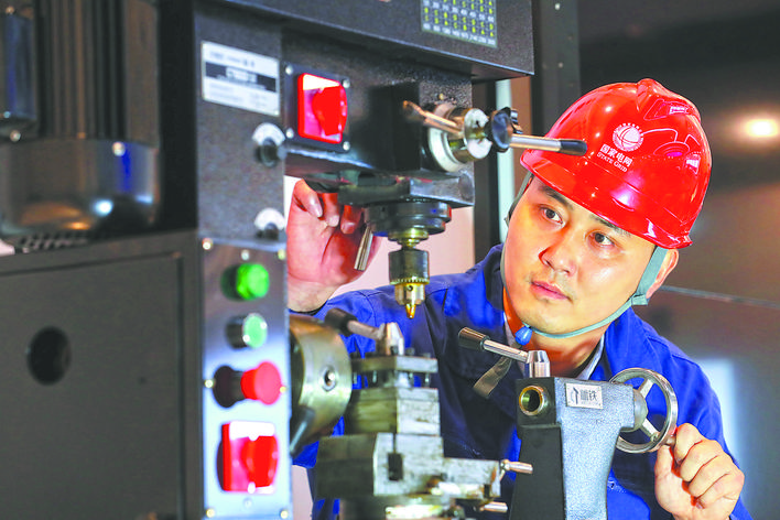 【國家電網(wǎng)公司特等勞?！坷?寧