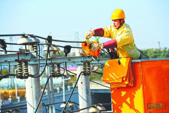 【國家電網(wǎng)公司特等勞?！坷钫伎? width=