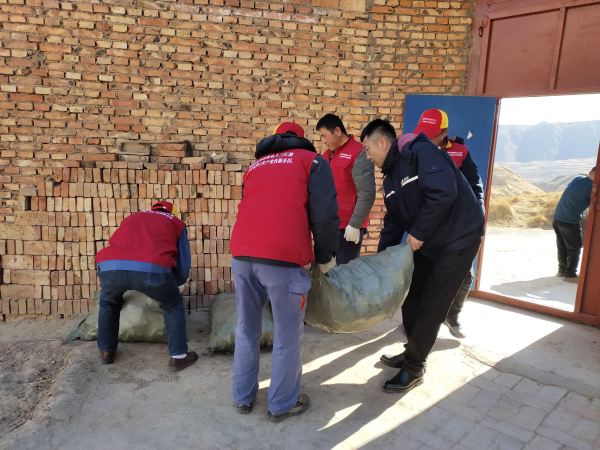 國網(wǎng)青海黃化化隆縣供電公司：節(jié)前“祝?！迸诵? width=