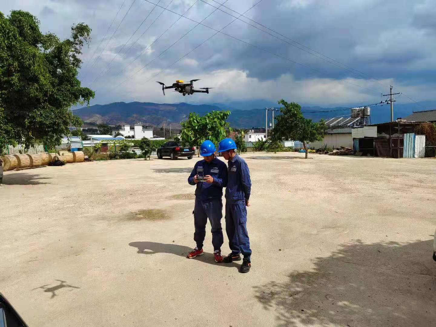 臨滄云縣供電局為建黨百年?！半姟弊o(hù)航