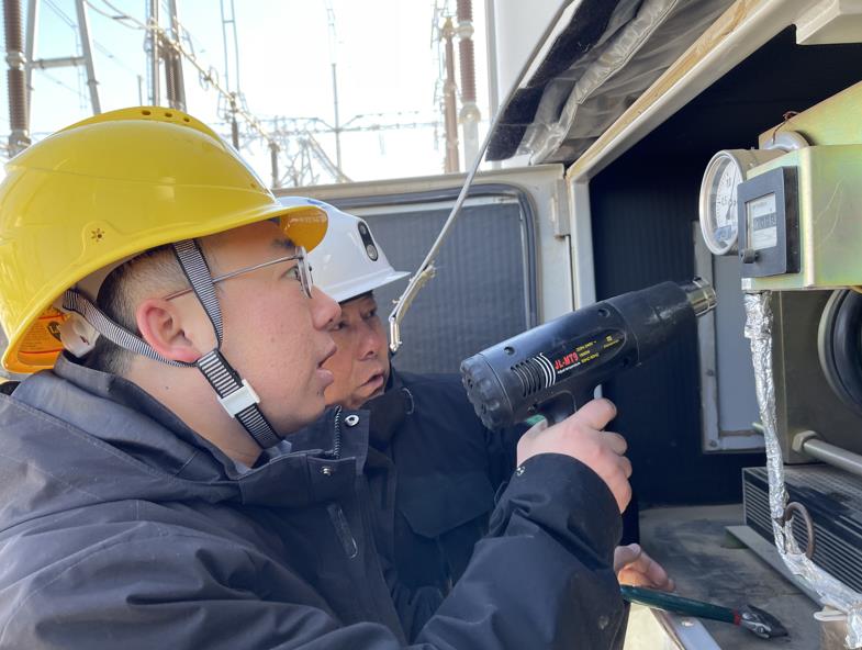 爭(zhēng)分奪秒解危急，全力保設(shè)備平穩(wěn)度冬