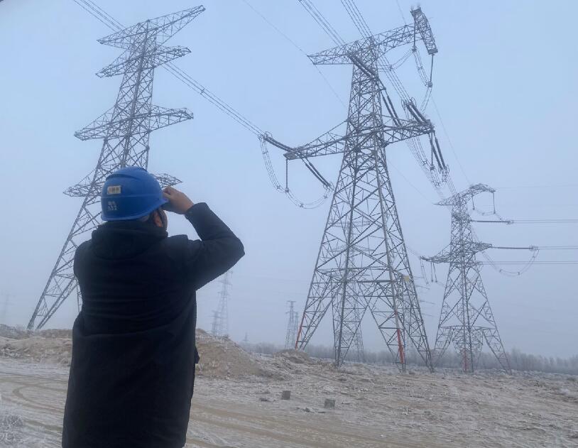內(nèi)蒙古烏海超高壓供電公司防污除閃，寒冬堅守一線