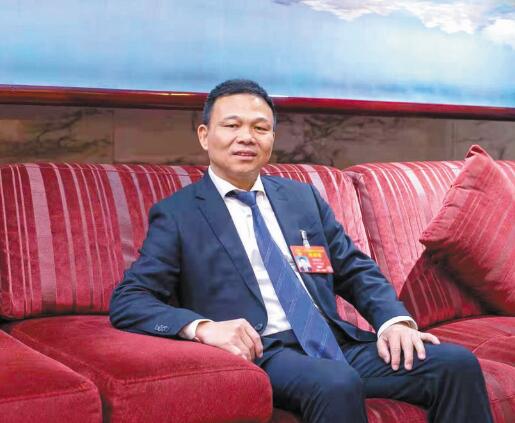 強(qiáng)電網(wǎng)優(yōu)服務(wù) 推動(dòng)城鄉(xiāng)一體化發(fā)展——訪全國人大代表、奧克斯集團(tuán)有限公司董事長(zhǎng)鄭堅(jiān)江