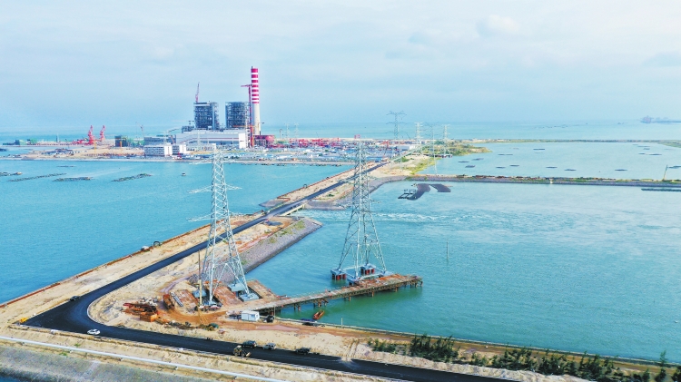 廣西首條500千伏跨?！澳茉磩?dòng)脈”貫通