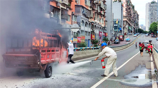 國(guó)網(wǎng)重慶萬(wàn)州供電公司:電力員工到“消防員” 看他們?nèi)绾我幻搿白兩怼? width=