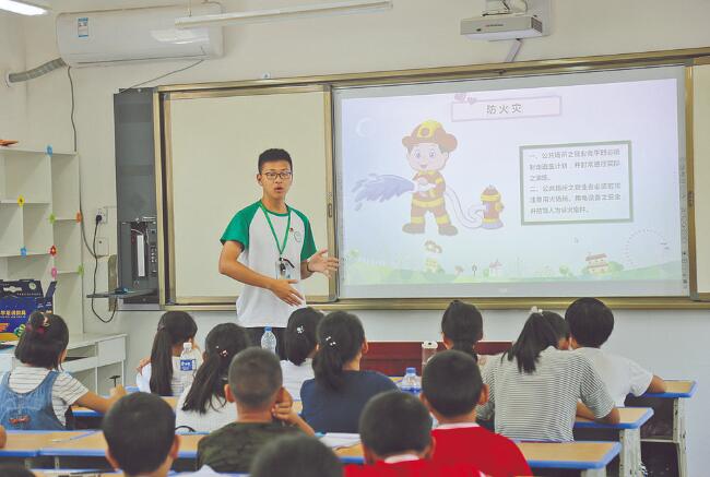 郝明?。簬椭嗳?傳遞更多溫暖