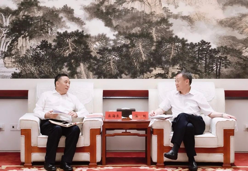 宋海良孫洪水與中國(guó)融通集團(tuán)董事長(zhǎng)溫剛、總經(jīng)理馬正武座談