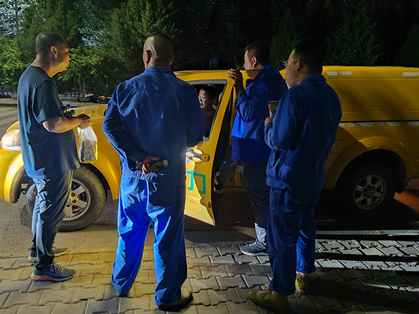 烏海市千里山供電公司千鋼供電所黑夜中的孤勇者，背抵黑暗守護(hù)光明