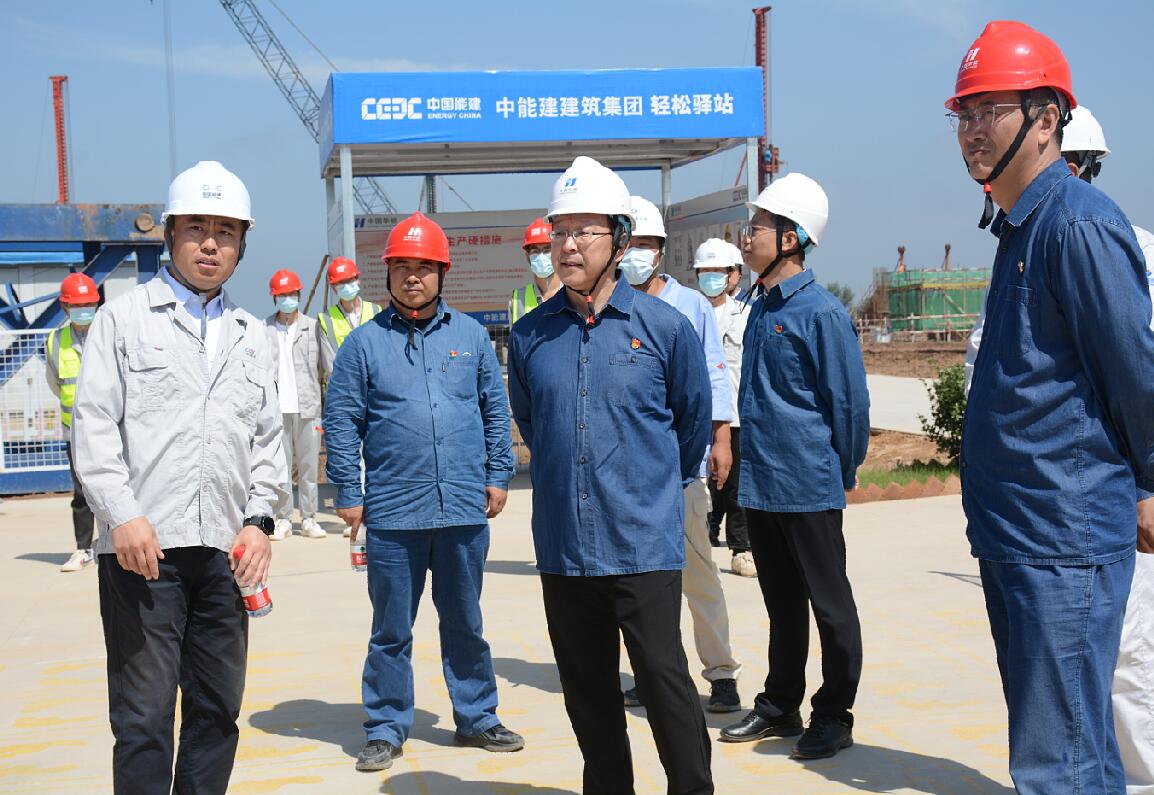 華能甘肅公司黨委書(shū)記、董事長(zhǎng)秦海峰到正寧百萬(wàn)項(xiàng)目慰問(wèn)調(diào)研