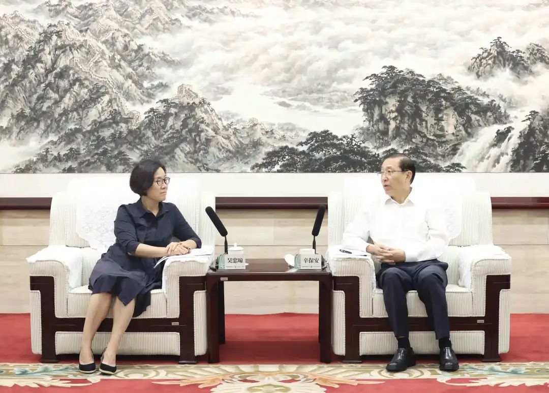 國(guó)家電網(wǎng)董事長(zhǎng)、黨組書記辛保安與江西省委副書記、贛州市委書記吳忠瓊會(huì)談