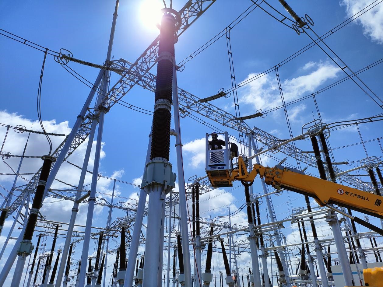 錫林郭勒超高壓供電公司修試管理處培訓(xùn)課堂在電力作業(yè)一線(xiàn)閃光