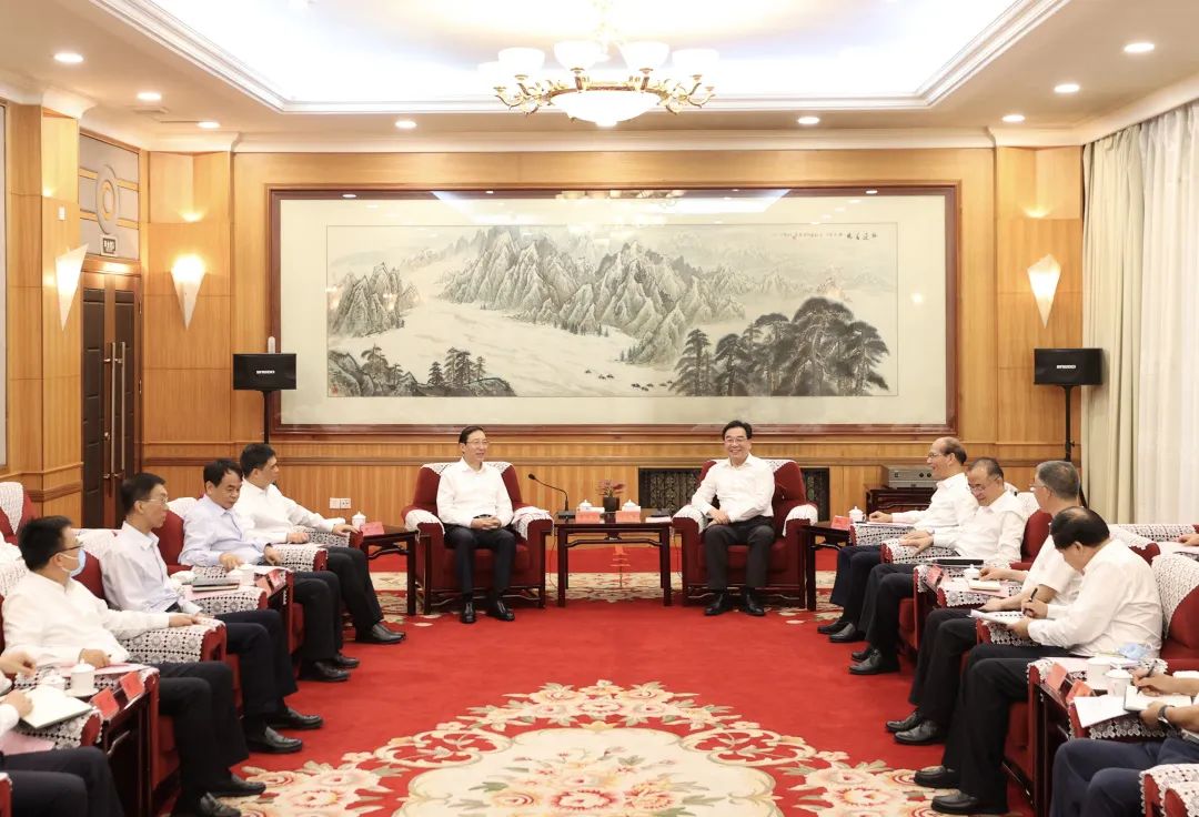 國(guó)家電網(wǎng)董事長(zhǎng)、黨組書記辛保安與青海省委書記信長(zhǎng)星、省長(zhǎng)吳曉軍會(huì)談