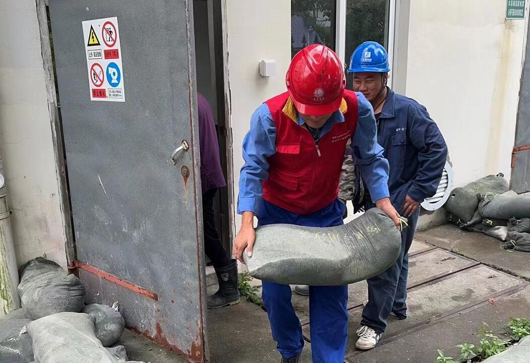 馬渚供電所聞“風(fēng)”而動 共保居民用電無憂