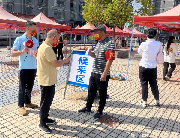 國(guó)網(wǎng)撫州市南豐縣供電公司:志愿者下沉一線(xiàn)助力全員核酸檢測(cè)