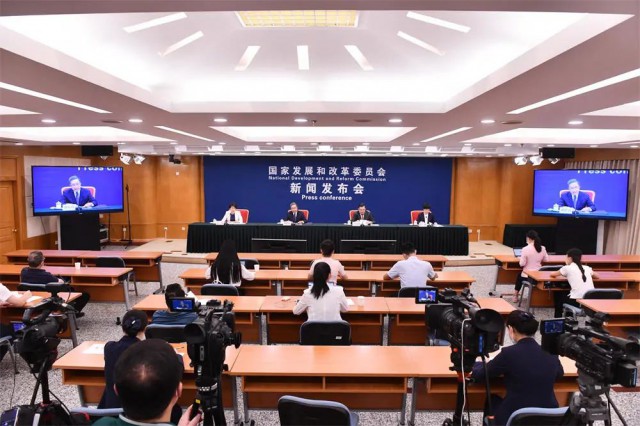 發(fā)改委：我國(guó)新能源產(chǎn)業(yè)全球領(lǐng)先，為全球市場(chǎng)提供超過(guò)70%的光伏組件