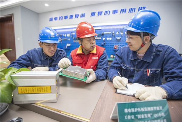 黃新民:守護(hù)電網(wǎng)“大動(dòng)脈” 惟愿萬(wàn)家燈火明