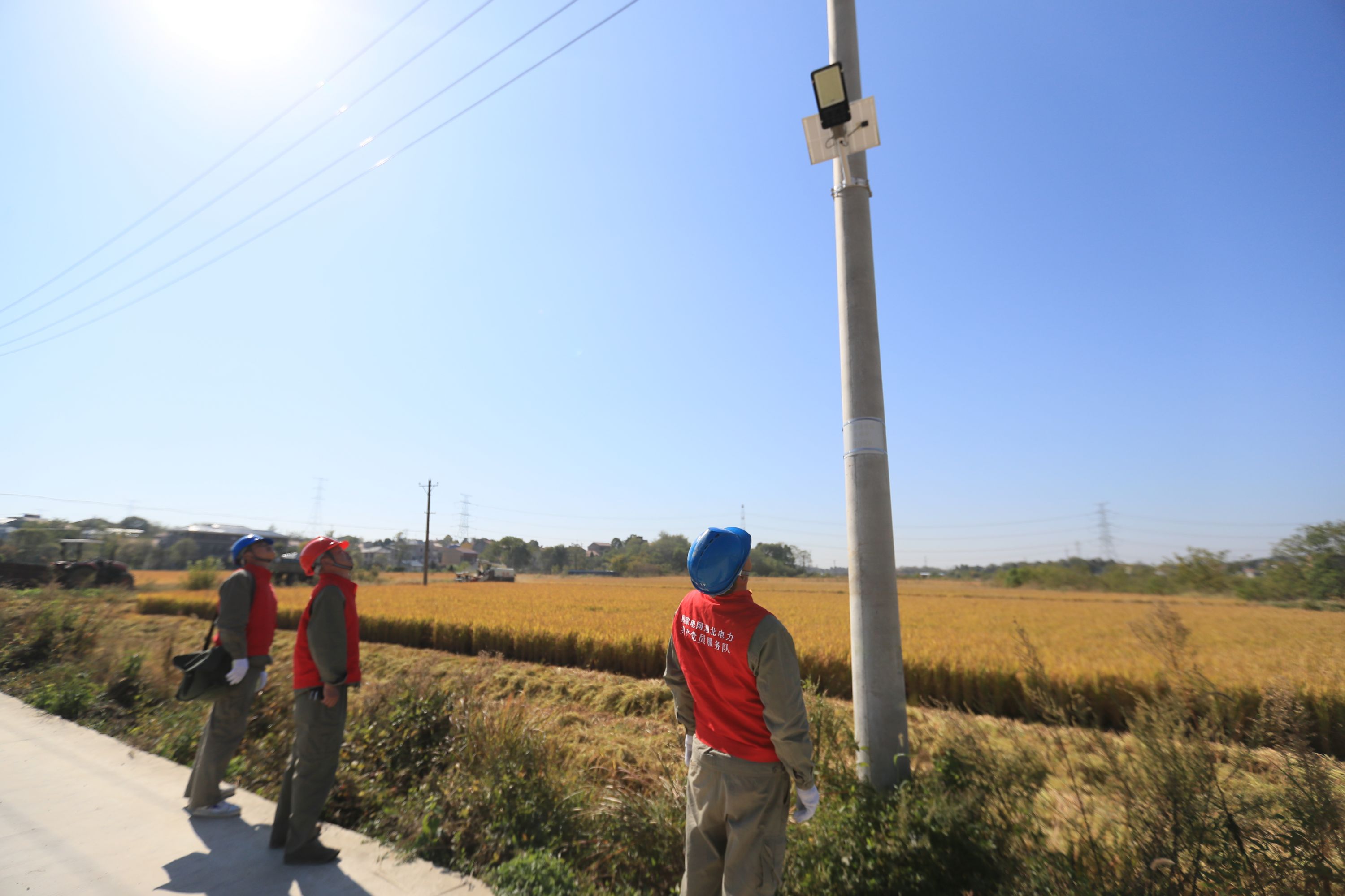 金秋豐收正當(dāng)時(shí)，供電部門全力保障農(nóng)戶秋收用電