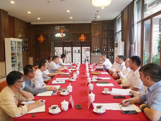 中國電建黨委常委、副總經(jīng)理徐鵬程與海南萬寧市委書記蓋文啟、市長王三防座談