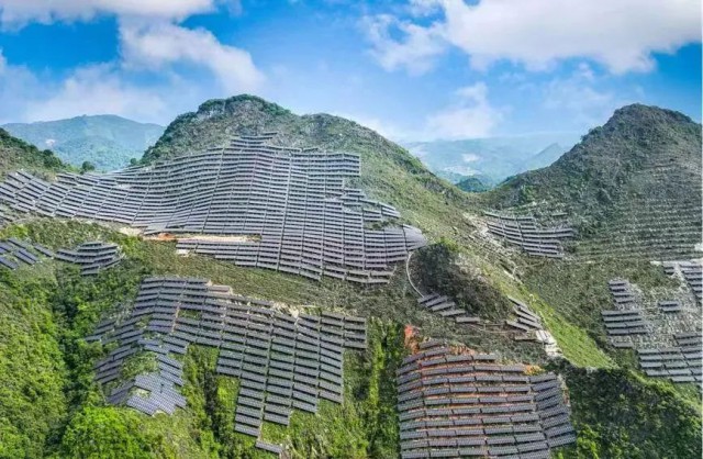 全國(guó)首例！吉電股份“大容量、高坡度”集中式山地光伏項(xiàng)目并網(wǎng)
