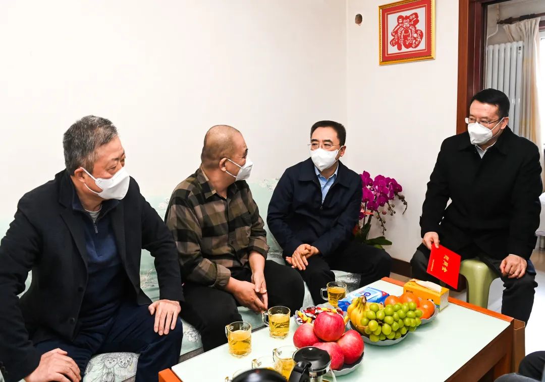 鄒磊、劉明勝走訪慰問退休老領(lǐng)導(dǎo)、勞模遺屬、困難黨員群眾