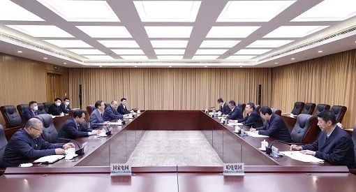 國(guó)家電網(wǎng)董事長(zhǎng)、黨組書(shū)記辛保安與哈電集團(tuán)董事長(zhǎng)、黨委書(shū)記曹志安會(huì)談