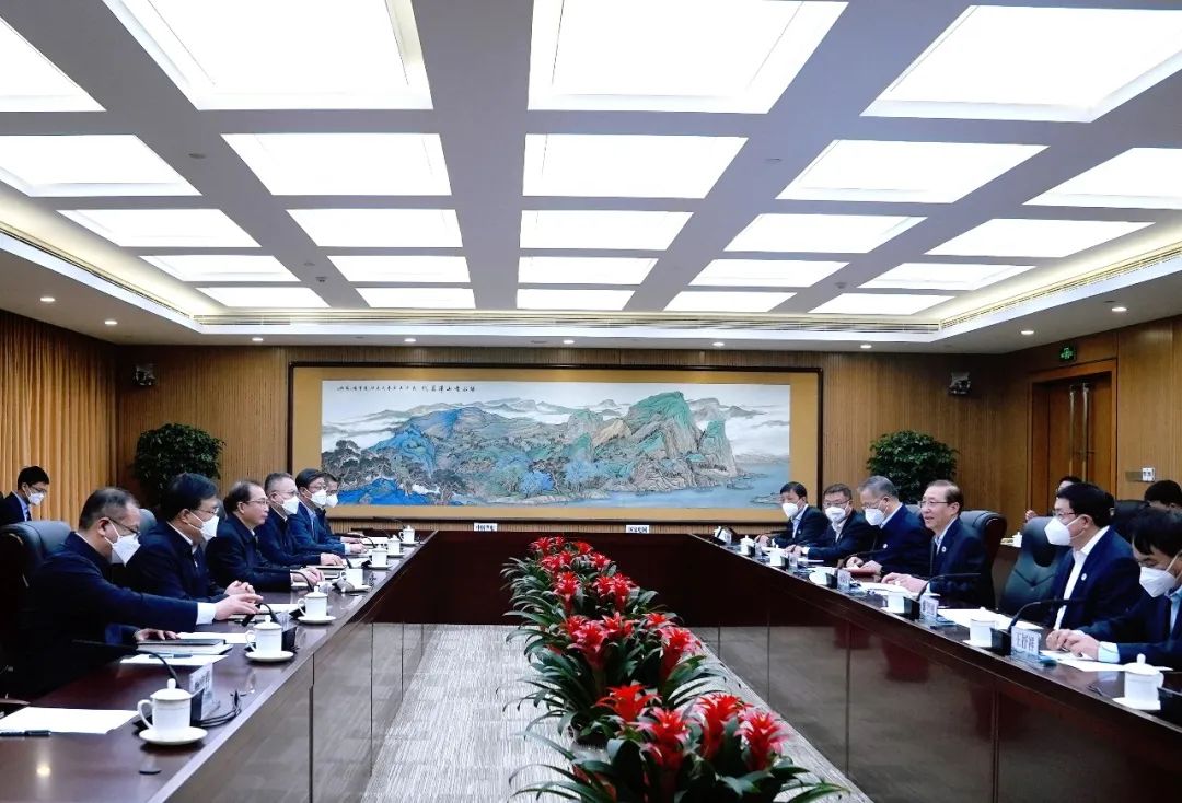 華電集團(tuán)董事長(zhǎng)江毅、總經(jīng)理葉向東與國(guó)家電網(wǎng)董事長(zhǎng)辛保安、總經(jīng)理張智剛舉行會(huì)談