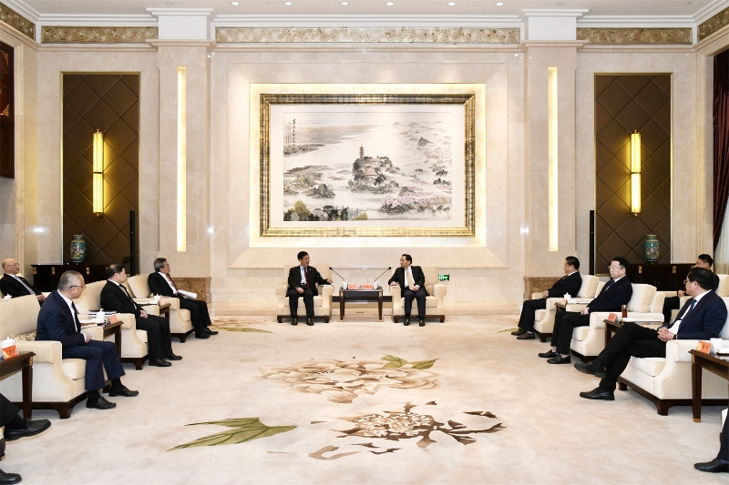 孫洪水與鎮(zhèn)江市委書記馬明龍、市長徐曙海會(huì)談