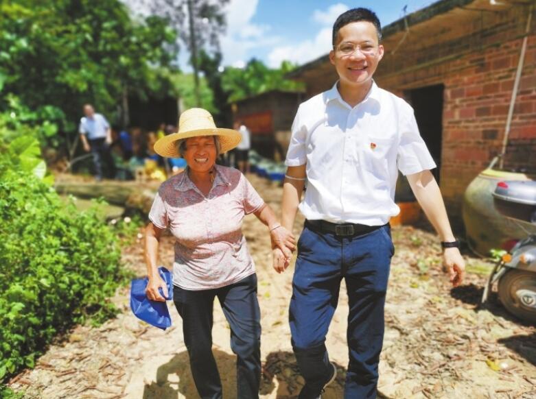 駐村第一書記楊開岳:把心獻(xiàn)給這片土地