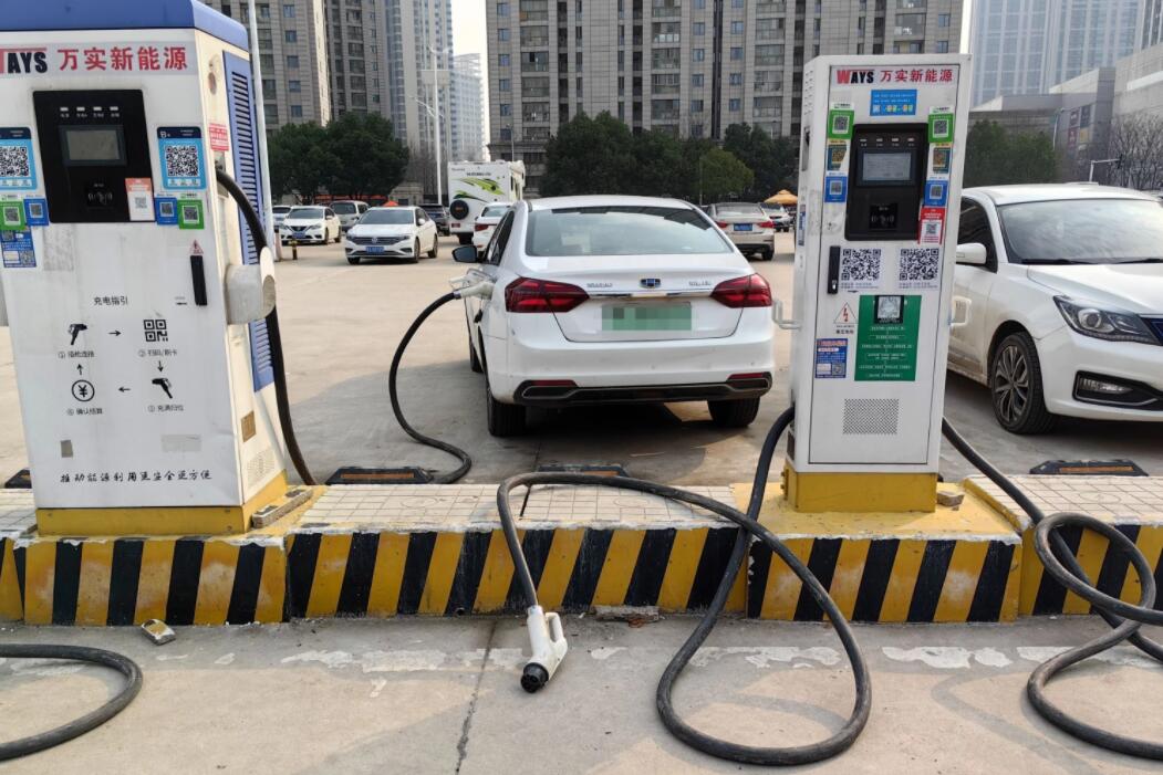 新能源車充電槍被扔積水中,對“城市家電”需多加愛護