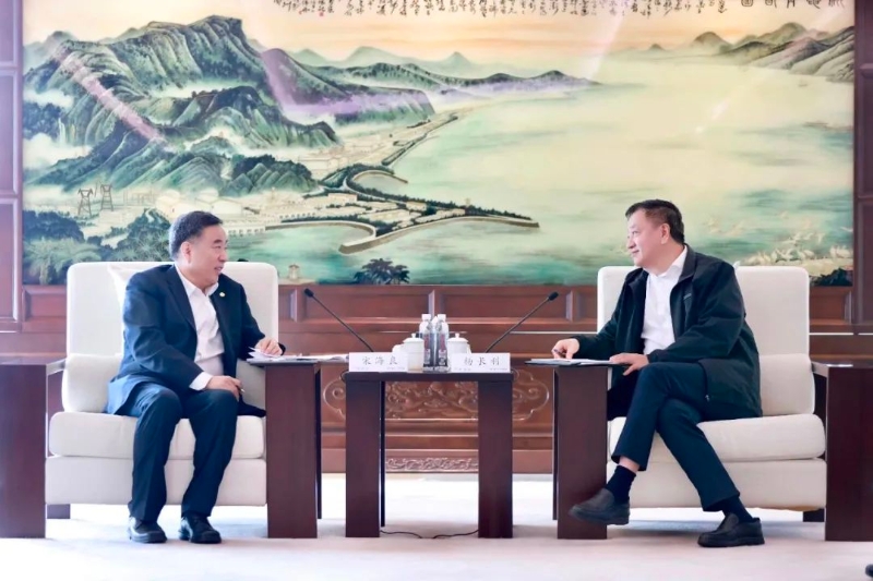 中國能建黨委書記、董事長宋海良與中國廣核集團黨委書記、董事長楊長利會談