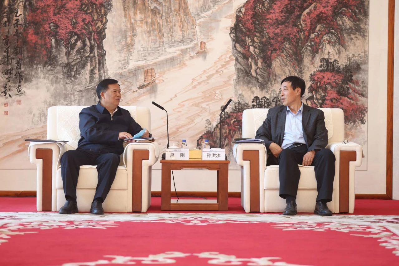 中國能建黨委副書記、總經(jīng)理孫洪水與青海省人大常委會(huì)副主任、海南州委書記呂剛座談