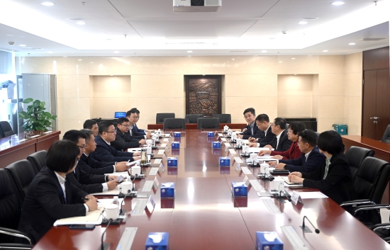 中國電建黨委常委、副總經(jīng)理王小軍與中國華電集團(tuán)黨組成員、副總經(jīng)理李旭紅會談