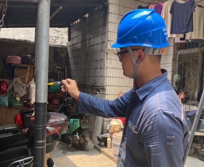 鐵皮屋“全身”帶有220伏電壓??？诠╇娋稚祥T排險