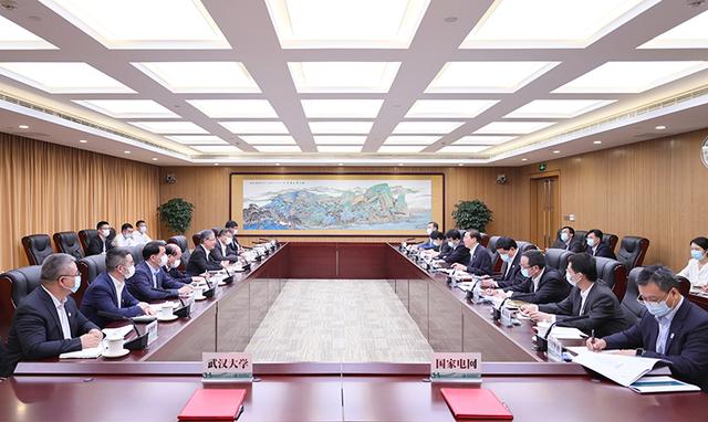 國(guó)家電網(wǎng)董事長(zhǎng)辛保安、總經(jīng)理張智剛與武漢大學(xué)黨委書(shū)記黃泰巖、校長(zhǎng)張平文會(huì)談