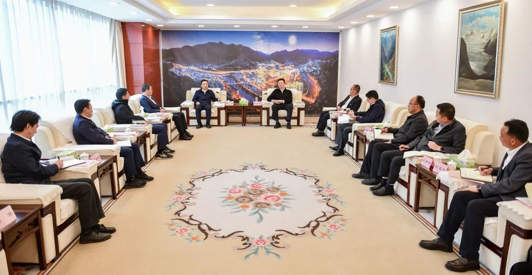 鄒磊與西藏自治區(qū)政府副主席、昌都市委書(shū)記龔會(huì)才，昌都市委副書(shū)記、市長(zhǎng)羅慶伍會(huì)談