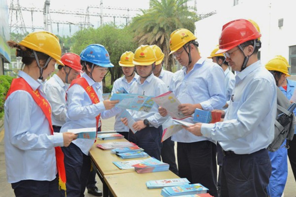 國能龍巖發(fā)電公司開展安全宣傳咨詢?nèi)栈顒犹嵘珕T安全意識