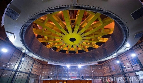 黃河上游在建海拔最高、裝機(jī)容量最大的水電站首臺(tái)機(jī)組定子順利吊裝