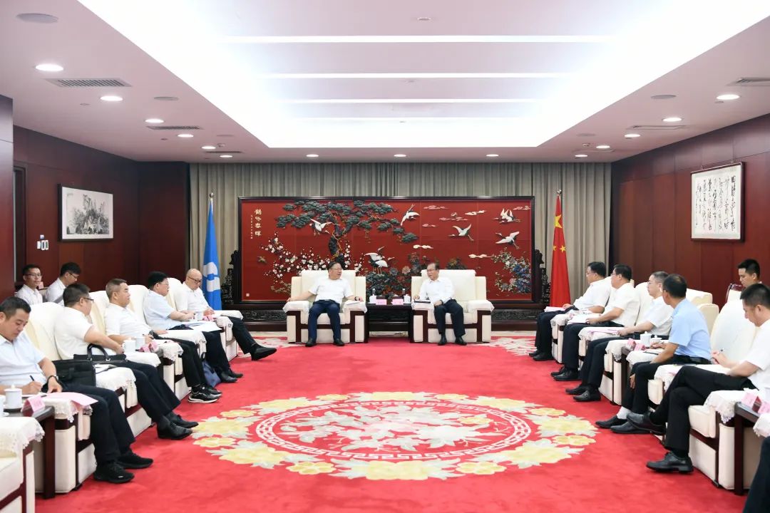 江毅與廣西壯族自治區(qū)人民政府黨組成員、國資委黨委書記秦如培舉行會談