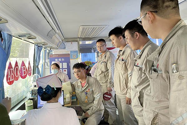 臨汾熱電公司組織“熱血與大愛(ài)同流，真情與奉獻(xiàn)同行”無(wú)償獻(xiàn)血活動(dòng)