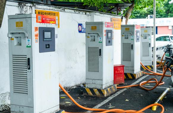 新能源汽車日漸增多，充電樁使用亂象如何管?